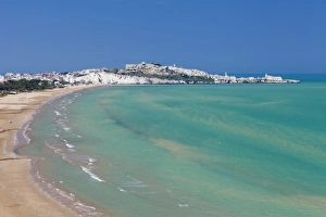 Turquoise Sea Italy Drucke: Castello beach, Vieste in the background, Gargano, Foggia Province, Puglia, Italy, Europe