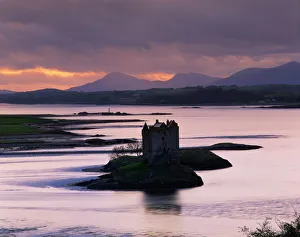 Drucke von Schloss Stalver in der Schatten des Abends auf dem Loch Linnhe im Argyll in Schottland im Vereinigten Königreich Europa See Drucke: Schloss Stalver in Loch Linnhe gesilüettiert am Abend im Argyll Schottland Vereinigtes Königreich