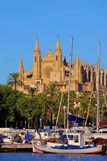 Kathedrale Drucke: Dom und Hafen von Palma de Mallorca in Spanien im Mittelmeer