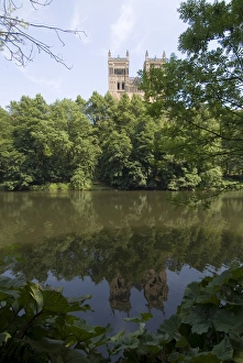 Kathedrale im Fluss Wear als Weltkulturerbe der UNESCO in Durham im Grafschaftsgebiet von Durham