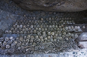 Drucke von Höhle der Schädel und Knochenrüstung im Opdas-Höhlenmassaker Alter: 500 - 1.000 Jahre alt in Kabayan-Stadt am Bergspitz Cordillera-Bergen in der Provinz Benguet Luzon, Philippinen Südasien Verwandte Bilder Drucke: Höhle der Schädel und Knochen