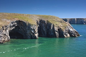 United Kingdom Nature Images Drucke: Caves at Raming Hole, looking towards Stackpole Head