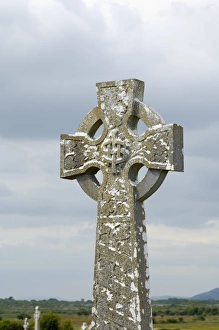 Celtic Cross Ireland Drucke: Celtic style cross in graveyard