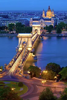 Drucke von Kettenbrücke am Vier Jahreszeiten-Hotel in der Gresham-Palast und dem Stephansdom im Abendlicht: Weltkulturerbe von UNESCO in Budapest Ungarn Europa Ungarn Drucke: Kettenbrücke im Vier Jahreszeiten-Hotel am Greifswalde und der Stephansdom in Budapest bei Sonnenuntergang ein