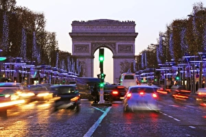 Der Champs Élysées und der Arc de Triomphe im Weihnachtssturm in Paris, Frankreich, Europa