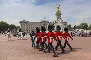 London Travel Destination Drucke: Changing the Guard at Buckingham Palace, New Guard marching, colourful spectacle