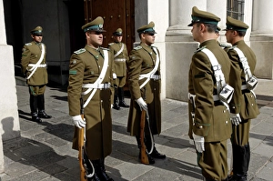 South American Capital Cities Drucke: Changing of the Guard, La Moneda Palace, Santiago, Chile, South America