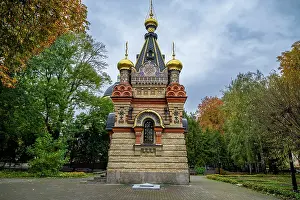 Drucke von Das Grabmal in der Kapelle Paskevichi in Gomel, Weißrussland zeigt eine einzigartige Architektur und historische Bedeutung, umgeben von Bäumen Weißrussland Drucke: Das Kapellengrab der Paskevichi in Gomel
