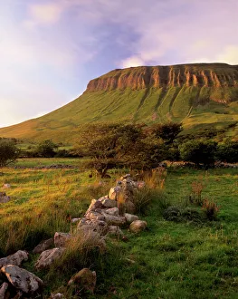 Europe Scenic Views Drucke: Characteristic shape of Benbulben at sunset