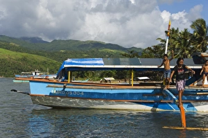 Philippines Travel Photography Drucke: Chilldren playing on boat