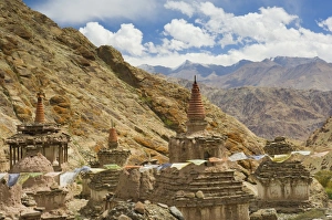 Indian Himalayas Tourism Drucke: Chortens, Hemis gompa (monastery)