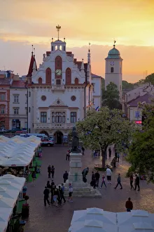 Drucke von Rathaus am Sonnenuntergang im Marktplatz in der Altstadt von Rzeszów in Polen und Europa Polen Drucke: Rathaus am Sonnenuntergang im Marktplatz in der Altstadt von Rzeszów in Polen und Europa