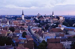 Drucke von Blick auf die Stadtmitte und das Altstadtgebiet eines UNESCO-Welterbeorts in Estland Estland Drucke: Blick auf die Stadtmitte mit Altstadt und Weltkulturerbe des UNESCO-Programms in der estnischen Hauptstadt Tallinn im