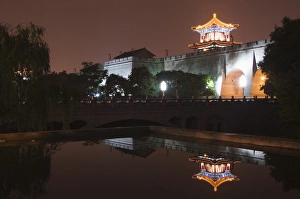 Chinesisch Drucke: Stadtmauer und Wachturm im Wasser reflektiert