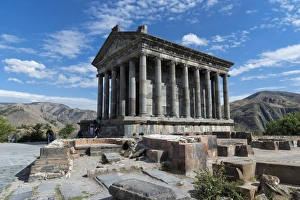 Drucke von Klassisches helleinstäische Sonnentempel von Garni im Kotajker Bezirk Armenien in Kaukasus Asien Armenien Drucke: Klassisches griechischer Hellesistentempel von Garni in der Provinz Kotajk im heutigen Armenien im Kaukasus und Asien