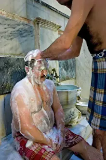 Drucke von Die klassische türkische Bade- und Massageanlage im Gagaloglu-Hammam in Istanbul, Türkei, Europa Badezimmer Drucke: Die klassische türkische Badewanne-Massage und -waschung im Gagaloglu-Hammam