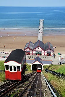 Nord-Yorkshire Drucke: Kletterbahnhoftramway und der Hafen an der Küste von Saltburn am Meer in Redcar und Cleveland im NordYorkshire im