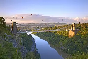 Die Clifton-Suspensionbrücke mit heißluftballons beim Bristol-Balloon-Fest im August