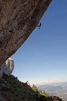 Ein Kletterer besteigt eine schwierige Route auf den Klippen von Ceuse, einem Berg im Alpenmaritz