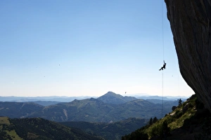 European Mountain Climbing Drucke: A climber ascends a rope on the cliffs of Ceuse, a mountain in the Alpes Maritimes