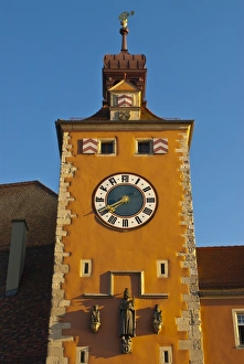 Bavarian Landmarks Drucke: Clock tower on the end of the famous stone bridge, Regensburg, UNESCO World Heritage Site