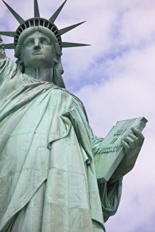 Bilder Datiert 24. Mai 2009: Enge Aufnahme mit niedrigem Winkel und Blick auf die Freiheitsgöttin in der Nähe von Ellis Insel im Stadtteil Manhattan