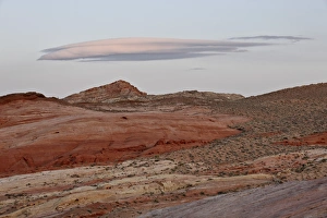 Red Sandstone Landscape Drucke: Cloud at dusk over the red and yellow sandstone
