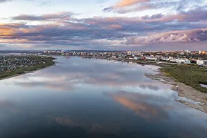 Wasserfäden im Nebel über dem Fluss Tom in der Stadt Tomsk in der Oblast Tjolyna in Russland und Europa