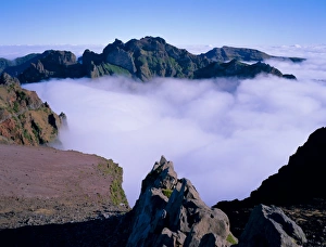 Peaceful European Landscapes Drucke: Clouds below mountain peaks