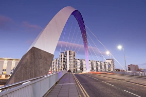 UK River Scene Drucke: The Clyde Arc Bridge (Squinty Bridge), view towards Finnieston, Glasgow, Scotland