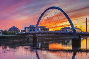Klippelbogen (Querblickbrücke) am Sonnenuntergang in Glasgow. Schottland. Vereinigtes Königreich. Europa