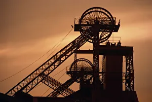 Drucke von Bergbaubaukammer im Abendlicht gerahmt von Südwales in Großbritannien und Europa Verwandte Bilder Drucke: Kohlebergbau-Grabmal im Abendlicht umrahmt