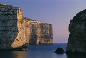 Mediterranean Sunset Drucke: Coastline in the evening at Dwejra