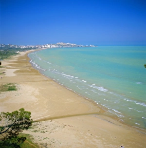 Coastal Towns In Italy Drucke: Coastline towards Vieste