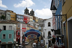 Steeg mit Ziegelsteinen und koloniale Architektur im Largo de Pelourinho; Weltkulturerbe der UNESCO in Salvaror (Bahia), Brasilien Südamerika