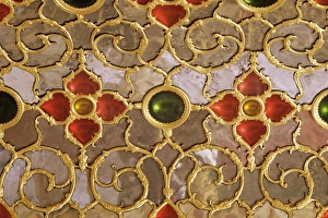 Details der bemalten Glas- und Spiegelarbeiten im
