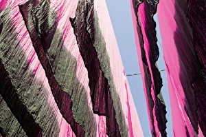 Marrakech Souk Drucke: Coloured sheets in the souk, Marrakech, Morocco, North Africa, Africa