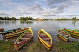 Drucke von Farbenfroh bemannte Ruderboote und das Schloss von Trakai in der Nähe des litauischen Vilnius im baltischen Teil Europas Litauen Drucke: Farbenfrohe Ruderboote und das Schloss Trakai