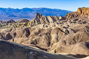 Farbige Sandsteinformationen am Zabriskie-Point in der Nähe von Death Valley im Bundesstaat Kalifornien in den Vereinigten Staaten Nordamerikas