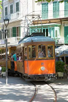 Farbenfrohes Tram im Parc de la Constitució in Soller auf der Insel Mallorca im Balearen