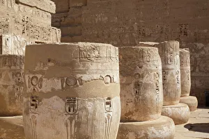 Säulenbasen des Großen Hypostylhalls in den Grabtempeln von Ramses III., Medinet Habu (ca. 1187 - 56 v. Chr.), Alt-Theben / Königsbezirk der Antike, UNESCO-Welterbestätte, Luxor/Egyptien/Nordafrika/Afrika
