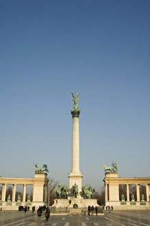 Heroes Square Budapest Drucke: Column and colonnade