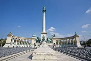 Säule und Millenniumsdenkmal im Heldenplatz in Budapest Ungarn Europa