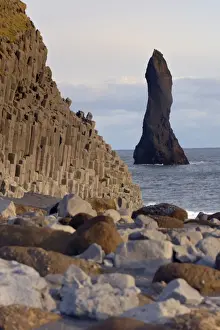 Tranquil Coastal Scenery Drucke: Columnar basalt cliffs and Reynisdrangar sea stack standing in the sea