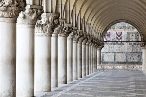 St Marks Square Architecture Drucke: Columns and arches, St. Marks Square, Venice, UNESCO World Heritage Site, Veneto