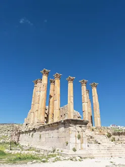 Middle East Ruins Drucke: Columns frame a building in the ancient city of Jerash