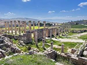 Säulen umgeben ein Gebäude im antiken Stadtteil von Jerasch, das als Gründungsjahr 331 v. Chr. durch Alexander den Großen angenommen wird; Jerasch (Jordanien), Naher Ost