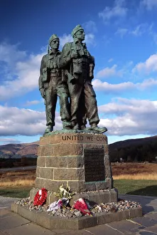 Drucke von Der Kommando-Denkmalsplatz ist ein Denkmal für den Zweiten Weltkrieg im Gebiet von Fort William in der Region Highlands in Schottland Hochland Drucke: Der Kommando-Mahnmal