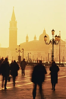 Veneto Italy Tourism Drucke: Commuters rushing across St