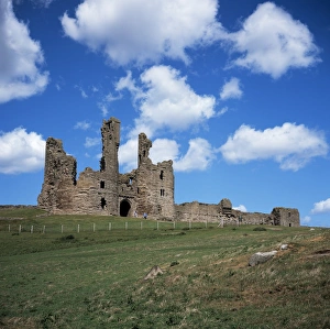 UK Castle History Drucke: The keep and Constables tower on the right, Dunstanburgh Castle, Northumberland